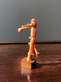 Vier Chinese bloedkoralen sculpturen van dames en van een onsterfelijke, 19/20e eeuw
