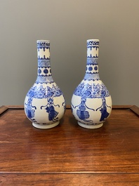 Een paar Chinese blauw-witte flesvormige vazen, 19e eeuw
