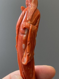 Twee Chinese bloedkoralen sculpturen van een dame met een waaier en van een dame met een bloem, 19/20e eeuw