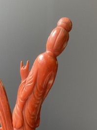 Een Chinese bloedkoralen sculptuur van een dame op een feniks, 19/20e eeuw