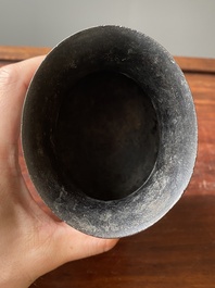 Een Chinees archa&iuml;sch bronzen ritueel wijnvat met inscriptie, 'zhi', late Shang-dynastie