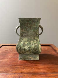 R&eacute;cipient &agrave; vin rituel archa&iuml;que en bronze inscrit Jie Fu Wu 㔾父戊, 'fanghu', Chine, Zhou de l'Ouest