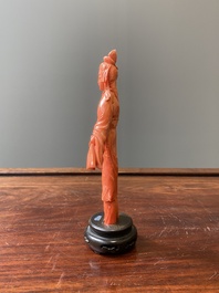 Sculpture d'une femme avec un chasse-mouche et un &eacute;ventail en corail rouge, Chine, 19/20&egrave;me