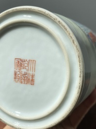 Een paar Chinese famille rose rouleau vazen, Qianlong merk, Republiek