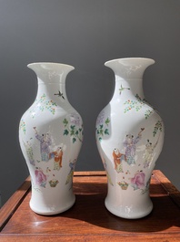 Paire de vases en porcelaine de Chine famille rose &agrave; d&eacute;cor de gar&ccedil;ons jouant, marque de Qianlong, R&eacute;publique
