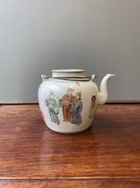 Een Chinese famille rose theepot met 'Guo Ziti' decor, 19e eeuw