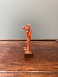 Sculpture d'une femme avec fleur de lotus en corail rouge, Chine, 19/20&egrave;me