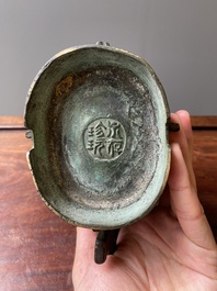 R&eacute;cipient &agrave; vin rituel archa&iuml;que en bronze dans le style des Zhou de l'Ouest, 'gong', Chine, marque de Yong Bao Zhen Wan 永葆珍玩, Ming