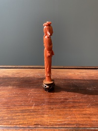 Sculpture d'une femme avec un &eacute;ventail en corail rouge, Chine, 19/20&egrave;me