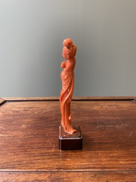 Sculpture d'une femme avec une branche fleurie en corail rouge, Chine, 19/20&egrave;me