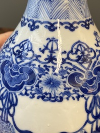 Een paar Chinese blauw-witte flesvormige vazen, 19e eeuw