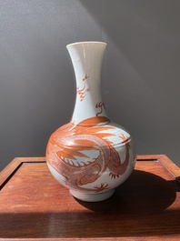 Vase de forme bouteille en porcelaine de Chine &agrave; d&eacute;cor d'un dragon en rouge de fer, 19&egrave;me