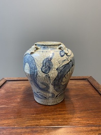 Een Chinese blauw-witte Swatow 'draken' vaas, Ming