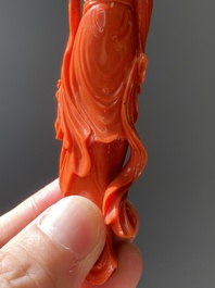 Een Chinese bloedkoralen sculptuur van een dame met een fruitmand, 19/20e eeuw
