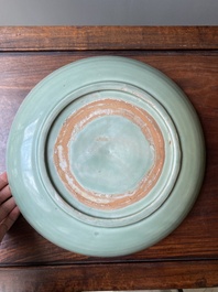 Een Chinese Longquan celadon schotel met onderglazuur decor, Ming