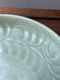 Een Chinese Longquan celadon schotel met onderglazuur decor, Ming