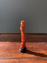 Een Chinese bloedkoralen sculptuur van een dame met een fruitmand, 19/20e eeuw