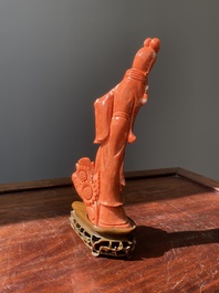 A Chinese red coral figure of a lady with a fan, 19/20th C.