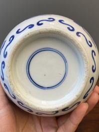 Een paar Chinese blauw-witte flesvormige vazen, 19e eeuw