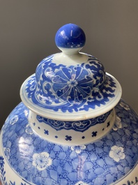 Een Chinese blauw-witte dekselvaas, Kangxi