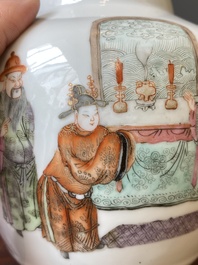 Een Chinese famille rose theepot met 'Guo Ziti' decor, 19e eeuw
