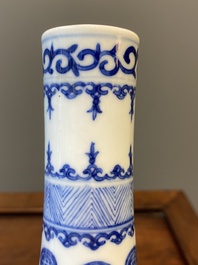 Een paar Chinese blauw-witte flesvormige vazen, 19e eeuw