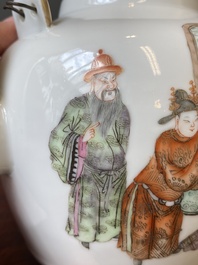 Een Chinese famille rose theepot met 'Guo Ziti' decor, 19e eeuw