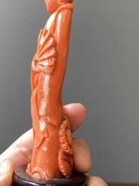 Een Chinese bloedkoralen sculptuur van een dame met een pauwenwaaier, 19/20e eeuw