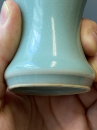 Een Chinese monochrome celadon-geglazuurde 'meiping' vaas, 19/20e eeuw