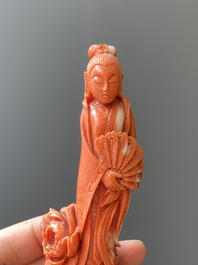 Een Chinese bloedkoralen sculptuur van een dame met een pauwenwaaier, 19/20e eeuw