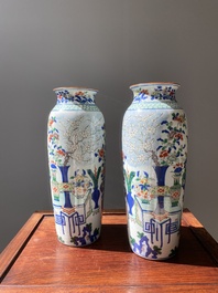 Een paar Chinese wucai rouleau vazen, 19/20e eeuw