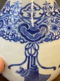 Een paar Chinese blauw-witte flesvormige vazen, 19e eeuw