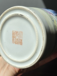 Een paar Chinese famille rose rouleau vazen, Qianlong merk, Republiek