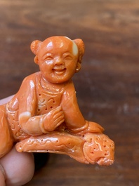 Sculpture d'un gar&ccedil;on en corail rouge, Chine, 19/20&egrave;me
