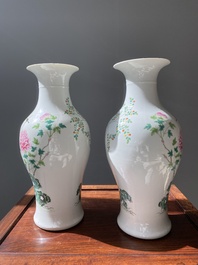 Paire de vases en porcelaine de Chine famille rose &agrave; d&eacute;cor de gar&ccedil;ons jouant, marque de Qianlong, R&eacute;publique