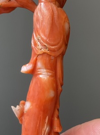 Vier Chinese bloedkoralen sculpturen van dames en van een onsterfelijke, 19/20e eeuw