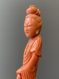 Een Chinese bloedkoralen sculptuur van een staande dame met hofketting, 19/20e eeuw