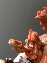 Een Chinese bloedkoralen sculptuur van een dame op een feniks, 19/20e eeuw
