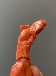 Vier Chinese bloedkoralen sculpturen van dames en van een onsterfelijke, 19/20e eeuw