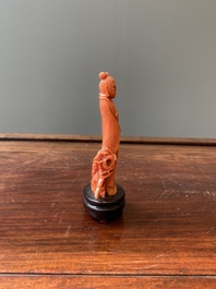 Een Chinese bloedkoralen sculptuur van een dame met een pauwenwaaier, 19/20e eeuw