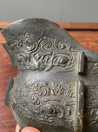 R&eacute;cipient &agrave; vin rituel archa&iuml;que en bronze dans le style des Zhou de l'Ouest, 'gong', Chine, marque de Yong Bao Zhen Wan 永葆珍玩, Ming