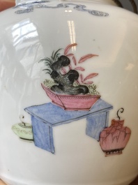 Een Chinese famille rose theepot met 'Guo Ziti' decor, 19e eeuw