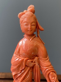 Sculpture d'une femme avec un chasse-mouche et un &eacute;ventail en corail rouge, Chine, 19/20&egrave;me