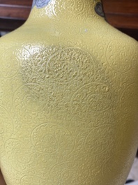 Een paar Chinese famille rose vazen met geleerden op een gele sgraffiato fond, Qianlong merk, Republiek