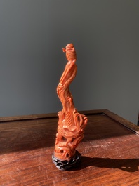 Sculpture d'une femme sur un ph&eacute;nix en corail rouge, Chine, 19/20&egrave;me