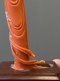 Sculpture d'une femme avec une branche fleurie en corail rouge, Chine, 19/20&egrave;me