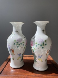 Paire de vases en porcelaine de Chine famille rose &agrave; d&eacute;cor de gar&ccedil;ons jouant, marque de Qianlong, R&eacute;publique