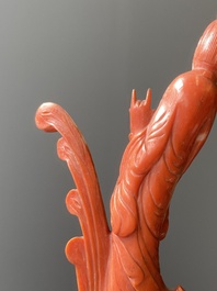Een Chinese bloedkoralen sculptuur van een dame op een feniks, 19/20e eeuw