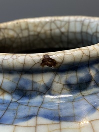 Een Chinese blauw-witte Swatow 'draken' vaas, Ming