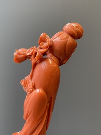 Sculpture d'une femme avec une branche fleurie en corail rouge, Chine, 19/20&egrave;me